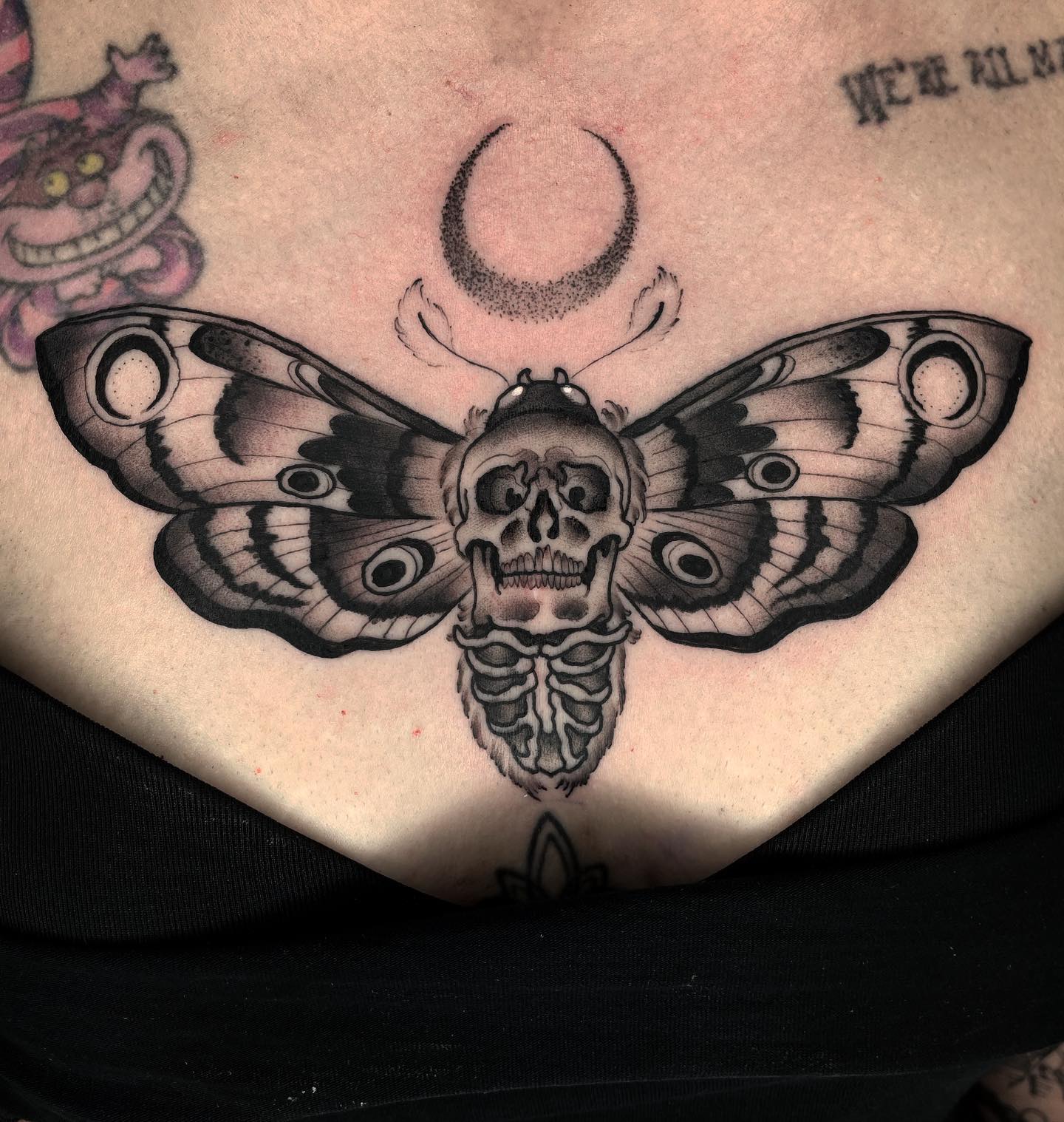 Tatuaje de Polilla Negra en el Pecho