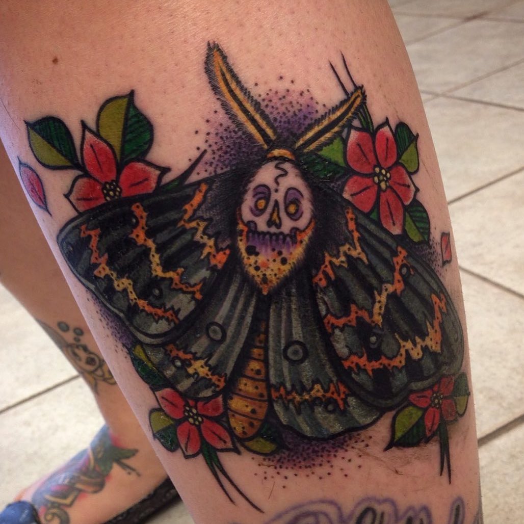 Tatuaje de Polilla Negra Salvaje y Colorido.