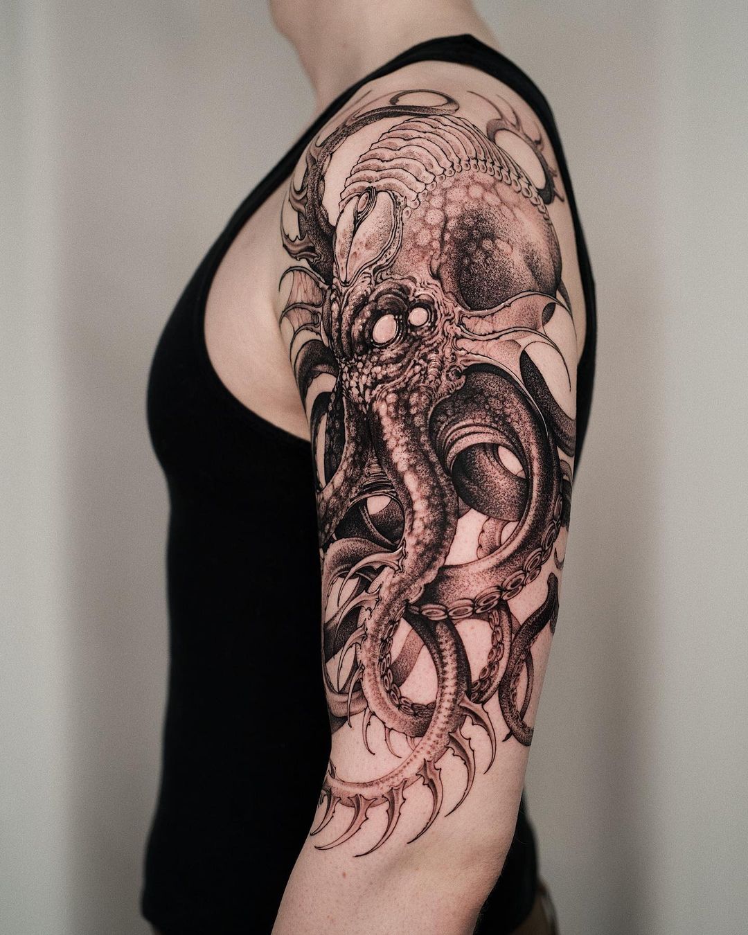 Tatuaje de pulpo aterrador de medio brazo.