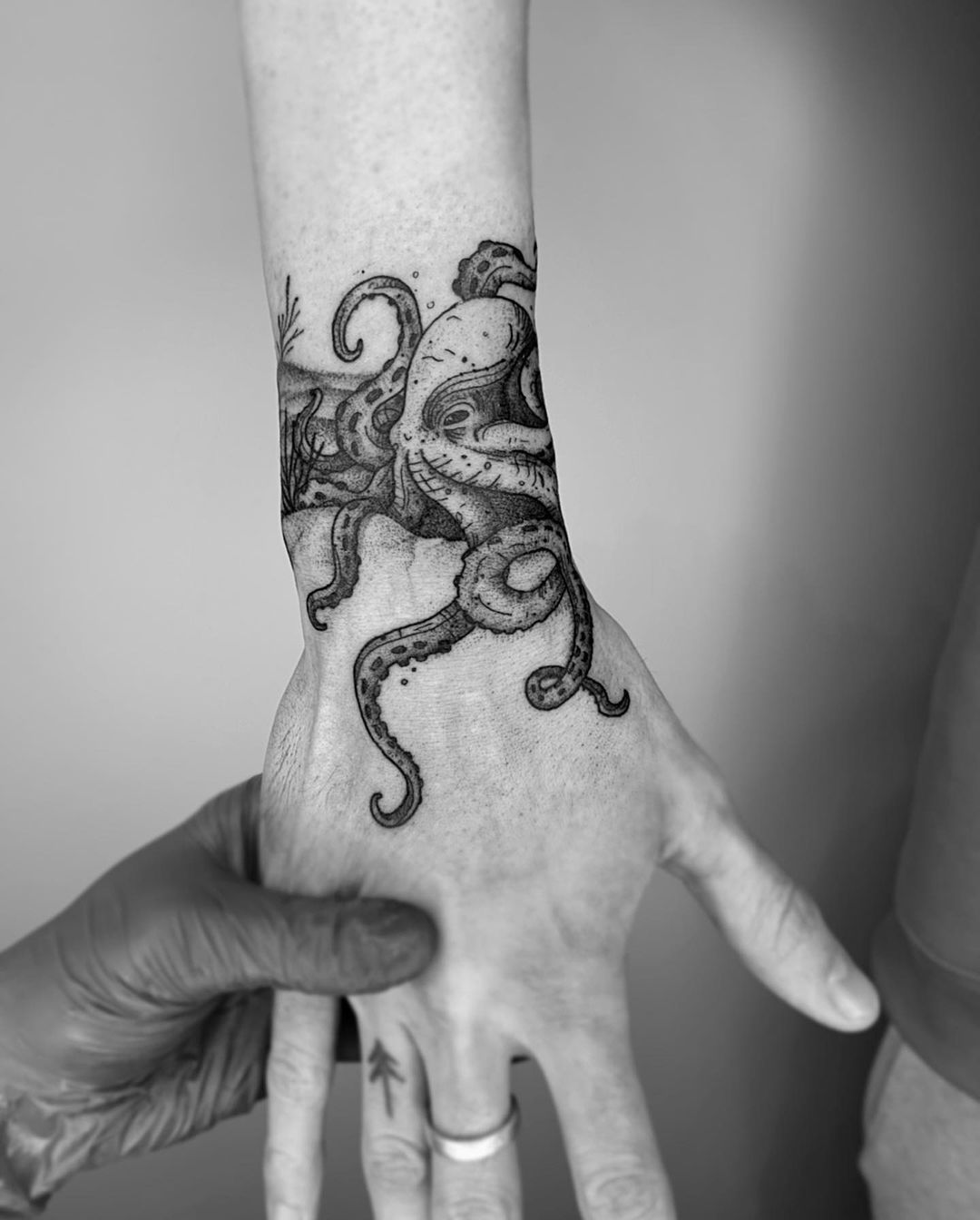 Tatuaje de pulpo en la muñeca