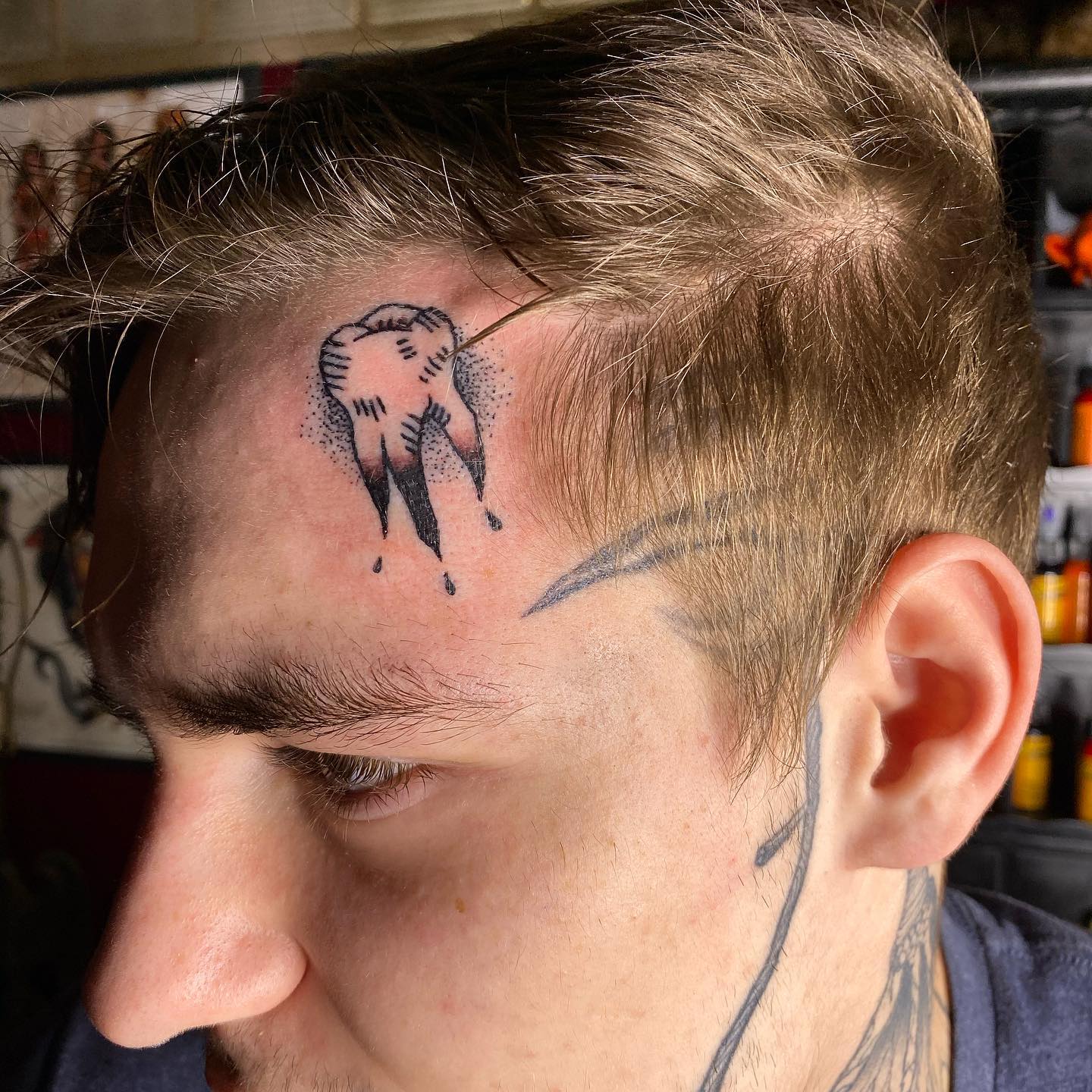 Tatuaje divertido de una cara con diente