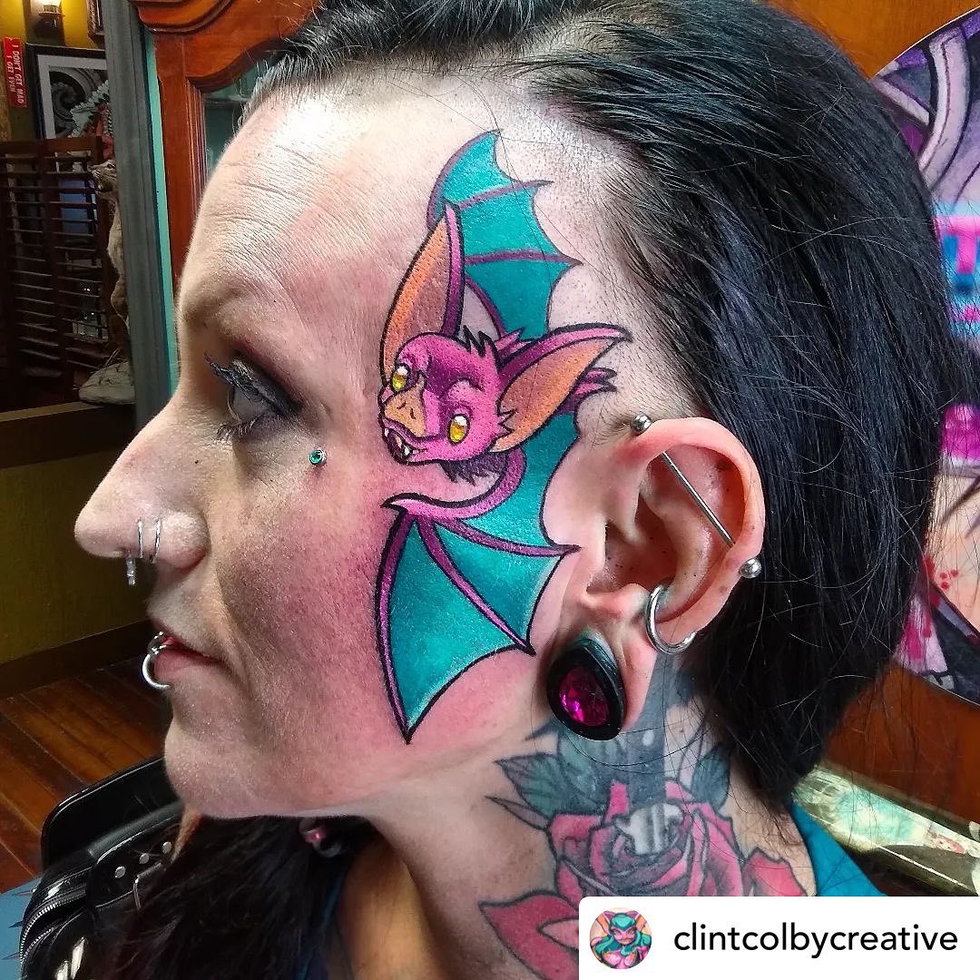 Tatuaje facial salvaje y colorido