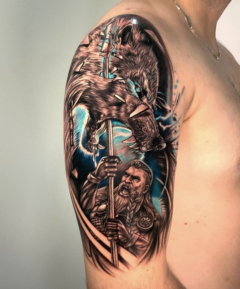 Tatuaje gigante de Fenrir en el hombro en colores.