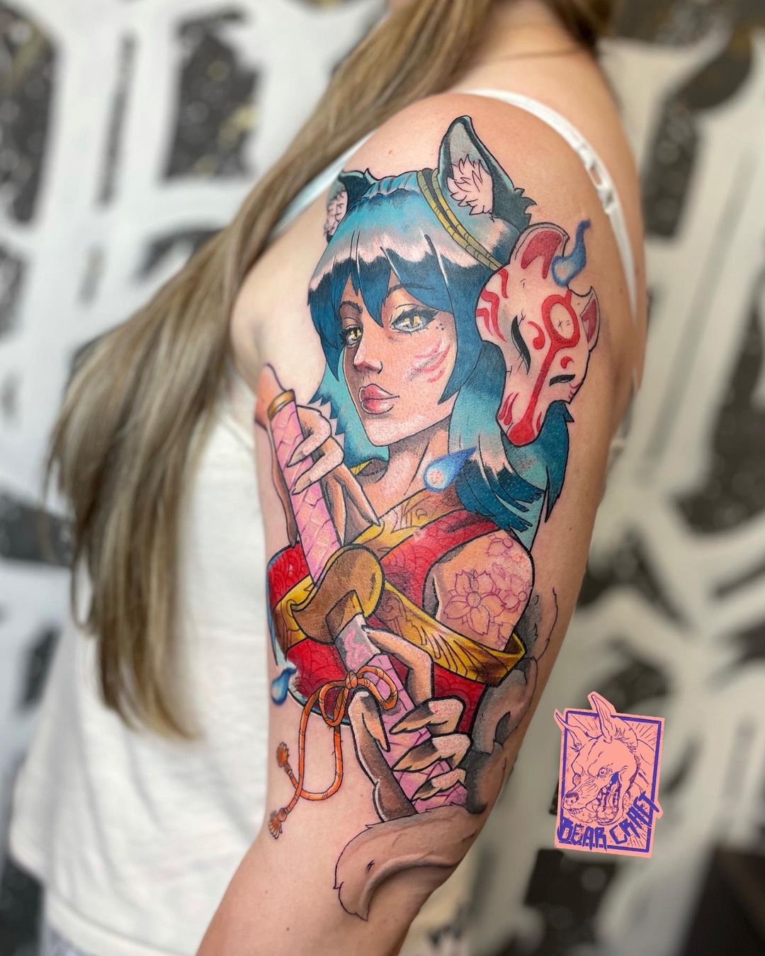 Tatuaje Kitsune brillante y colorido en el costado del estómago