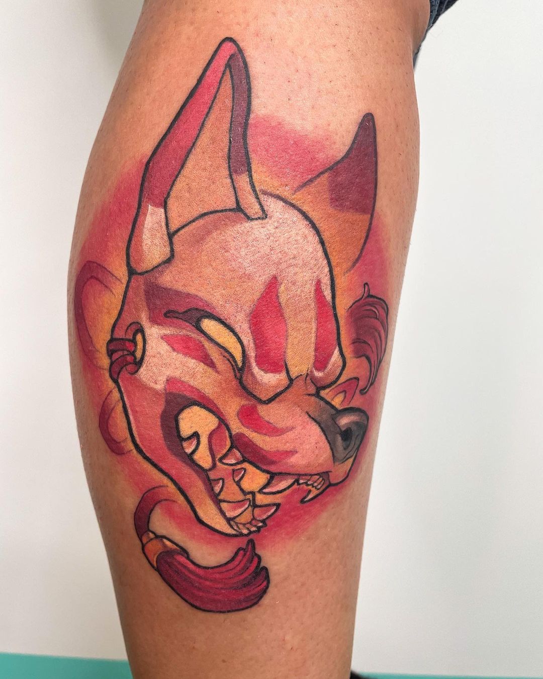 Tatuaje Kitsune de cuello en tinta negra