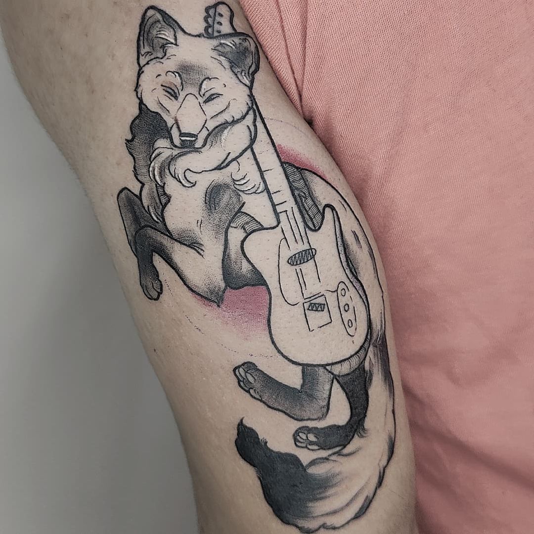 Tatuaje Kitsune debajo del pecho