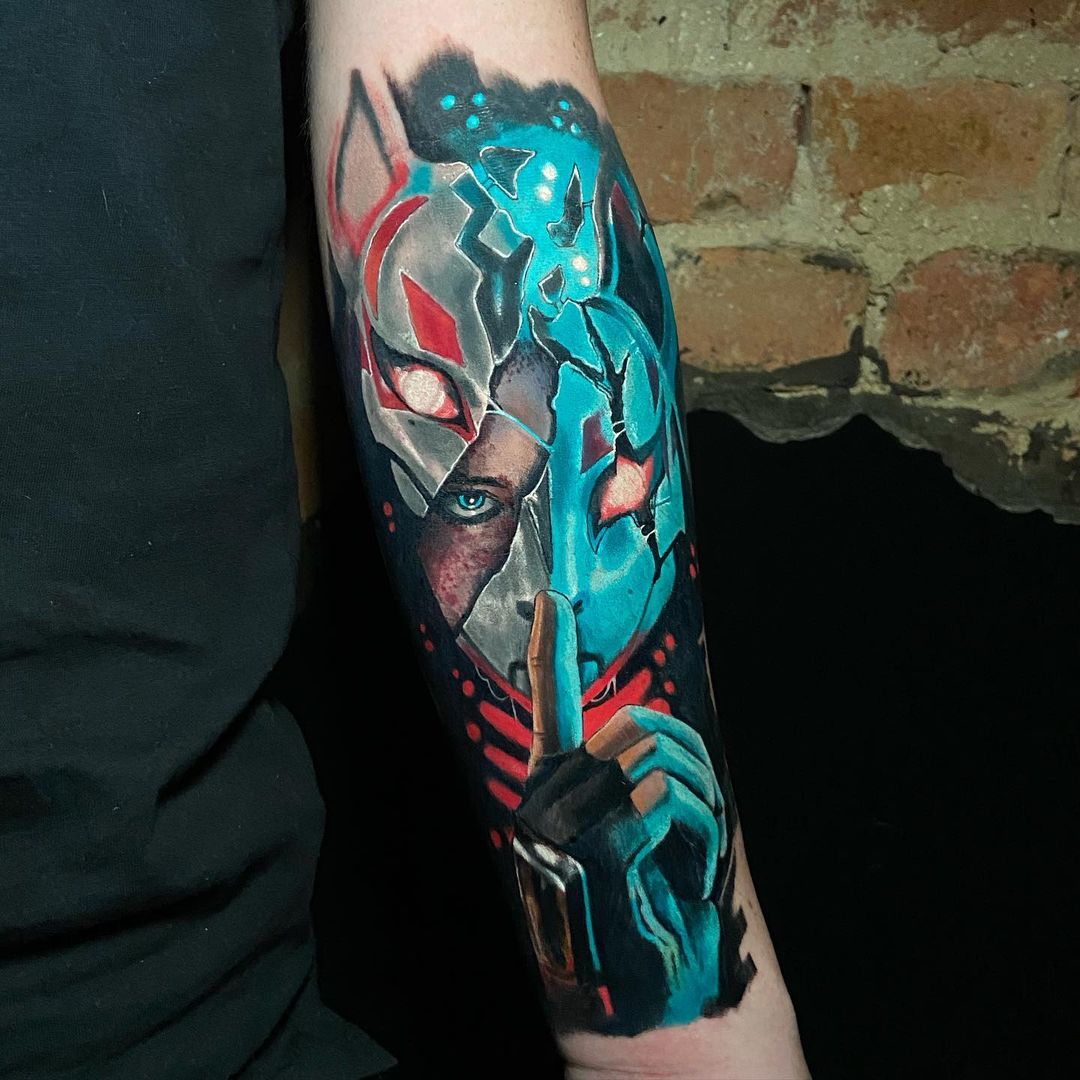 Tatuaje Kitsune inspirado en dibujo animado de color rosa brillante.