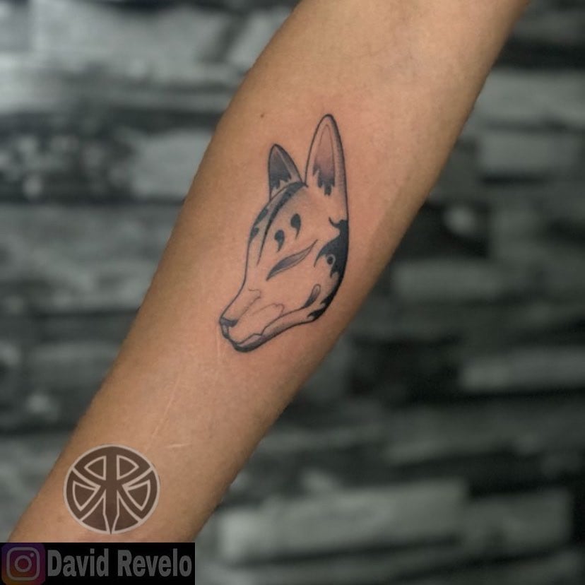 Tatuaje Kitsune pequeño en tinta negra en el antebrazo.