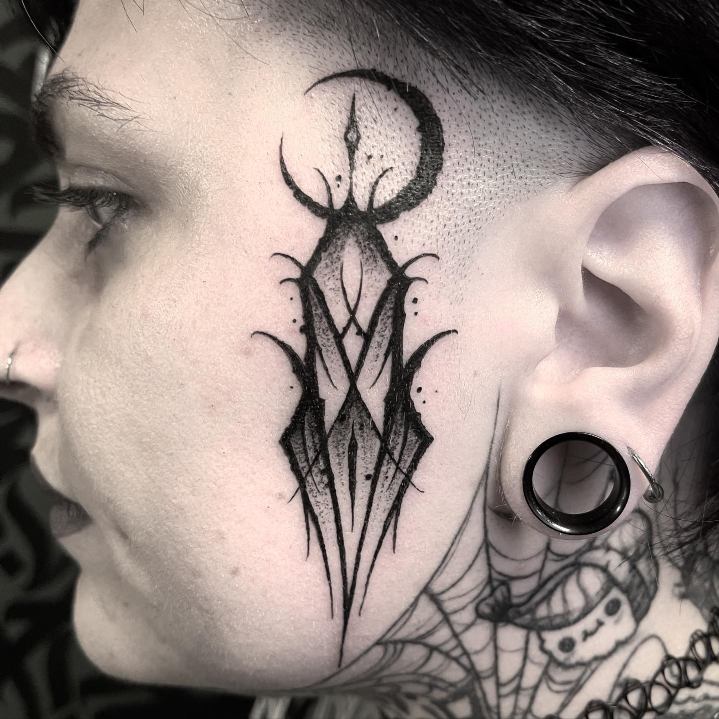 Tatuaje misterioso en la cara