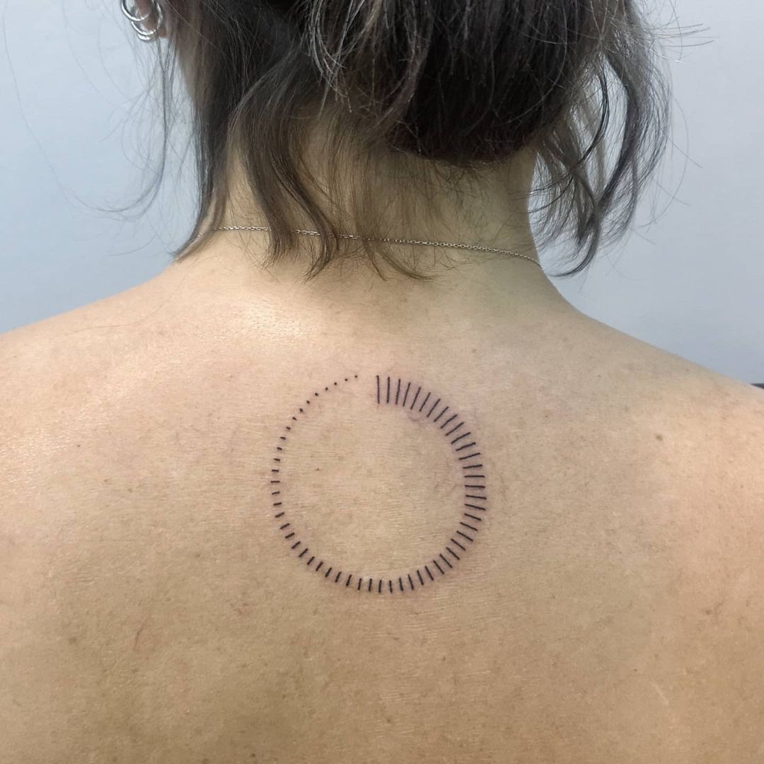 Tatuaje Ouroboros de Cuello Pequeño.