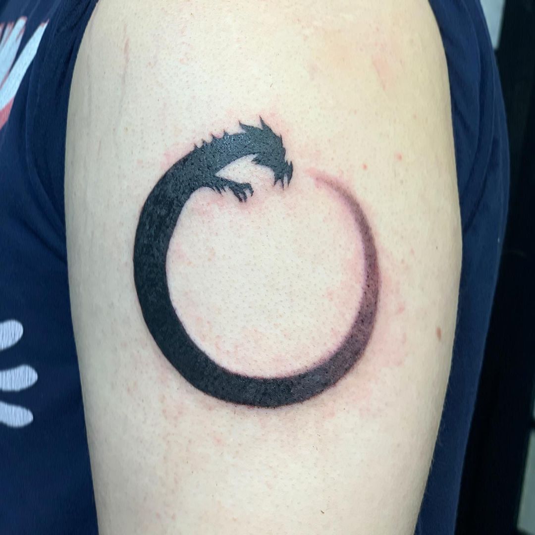 Tatuaje Ouroboros en Negro y Rojo Desvanecido