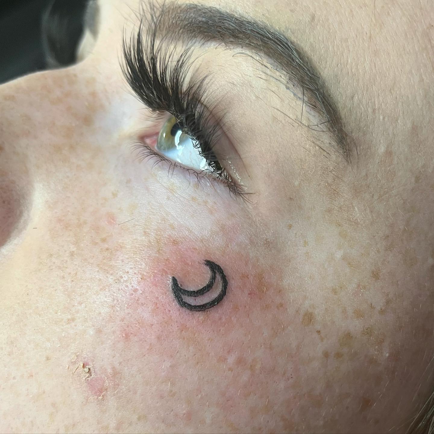 Tatuaje pequeño de cara de luna