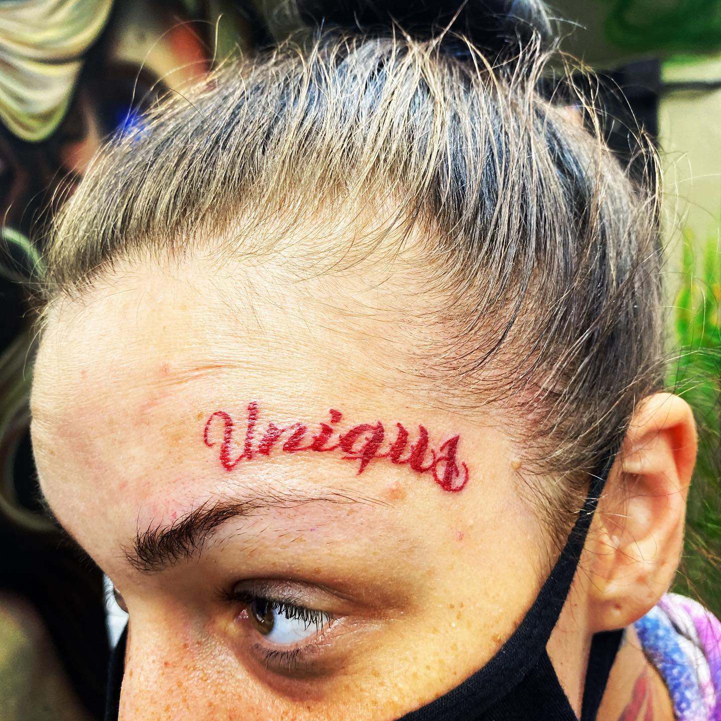 Tatuaje único en la cara