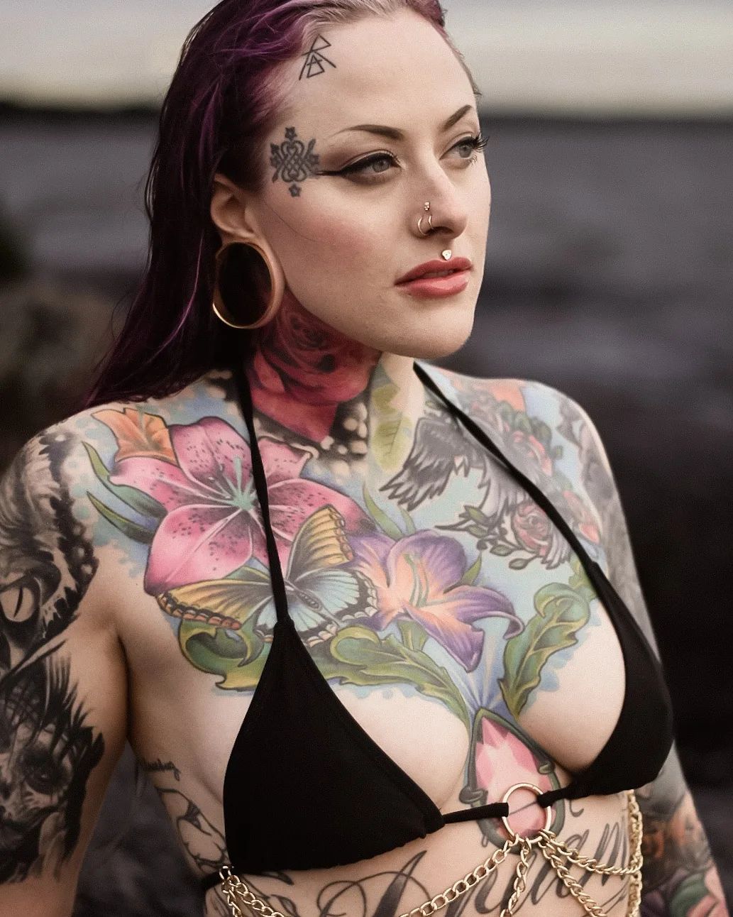 Tatuajes salvajes en la cara