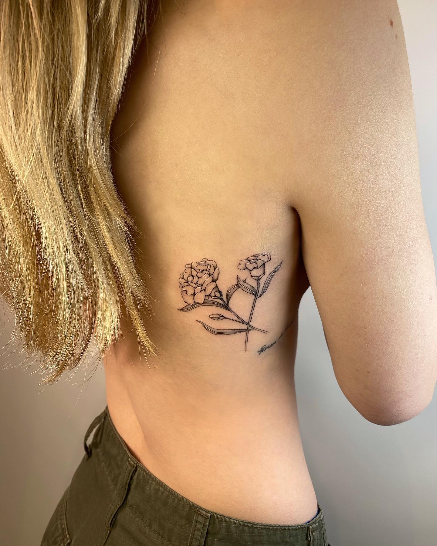 Costilla del costado Tatuaje de Clavel