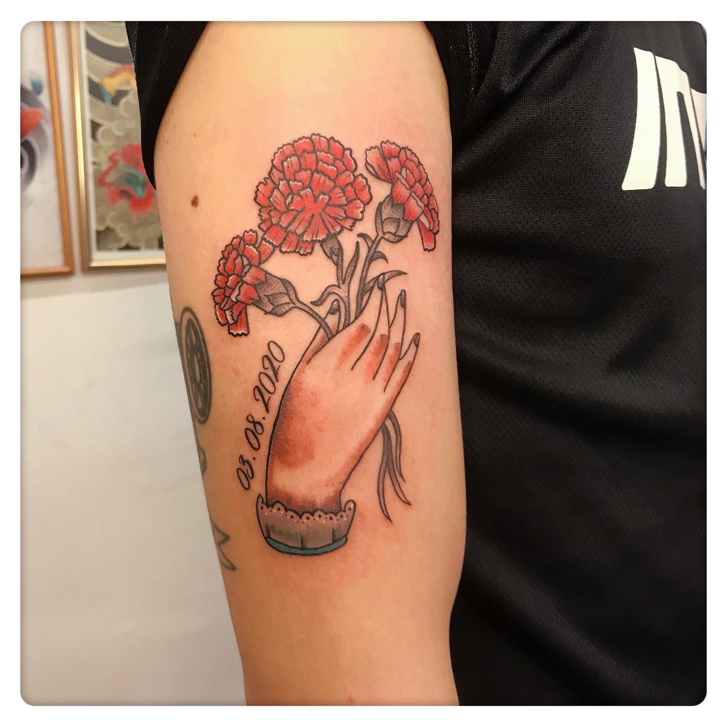 Diseño de tatuaje de flor de clavel de la vieja escuela
