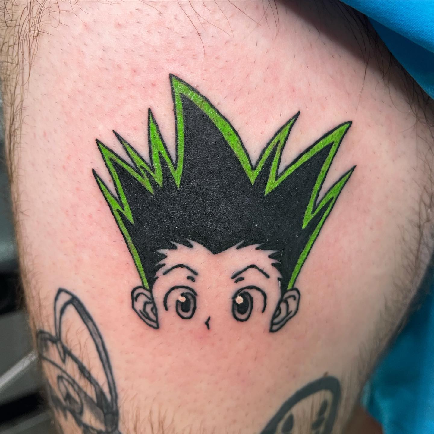 Estallido de color y tatuaje de Gon