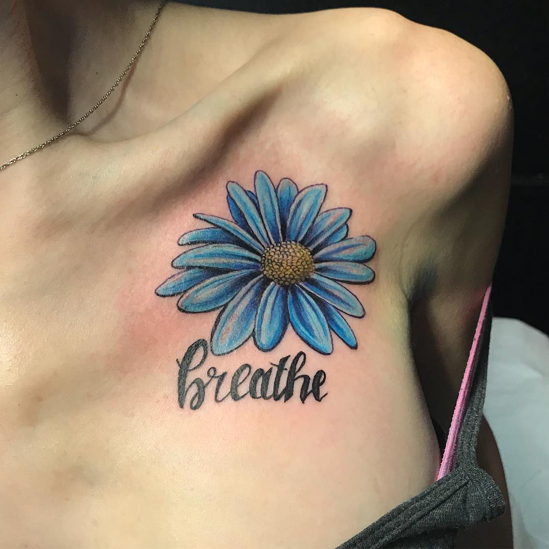 Flor de Aster en el Pecho