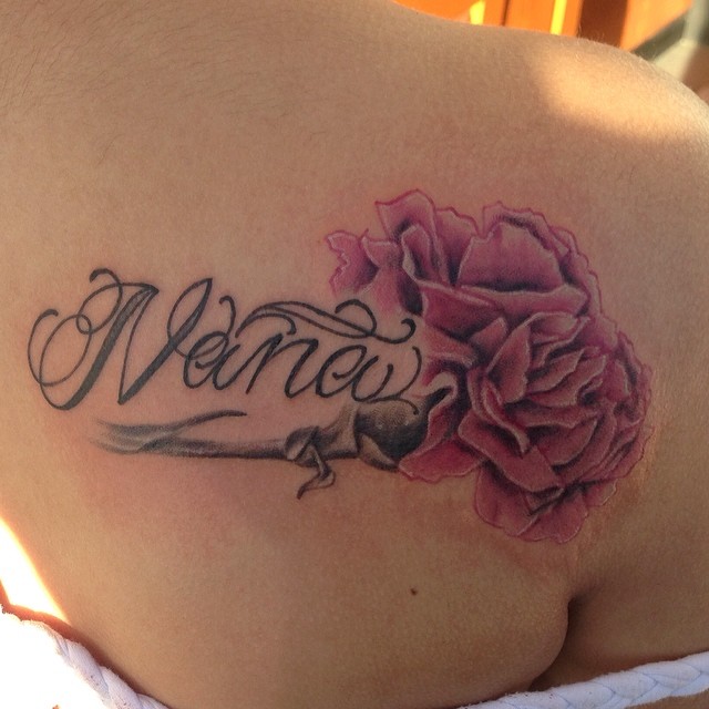 Flor de Clavel con tatuaje de nombre