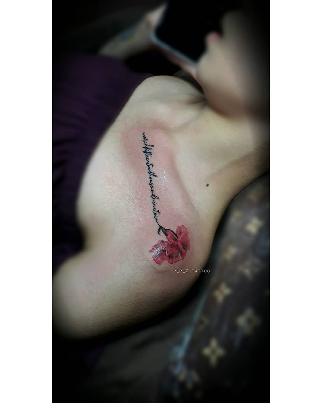 Flor de Clavel Tatuaje de Clavícula