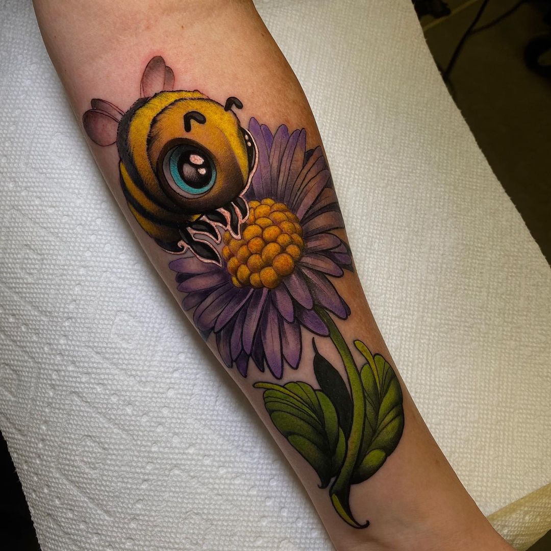Tatuaje de Abeja y Flor Aster
