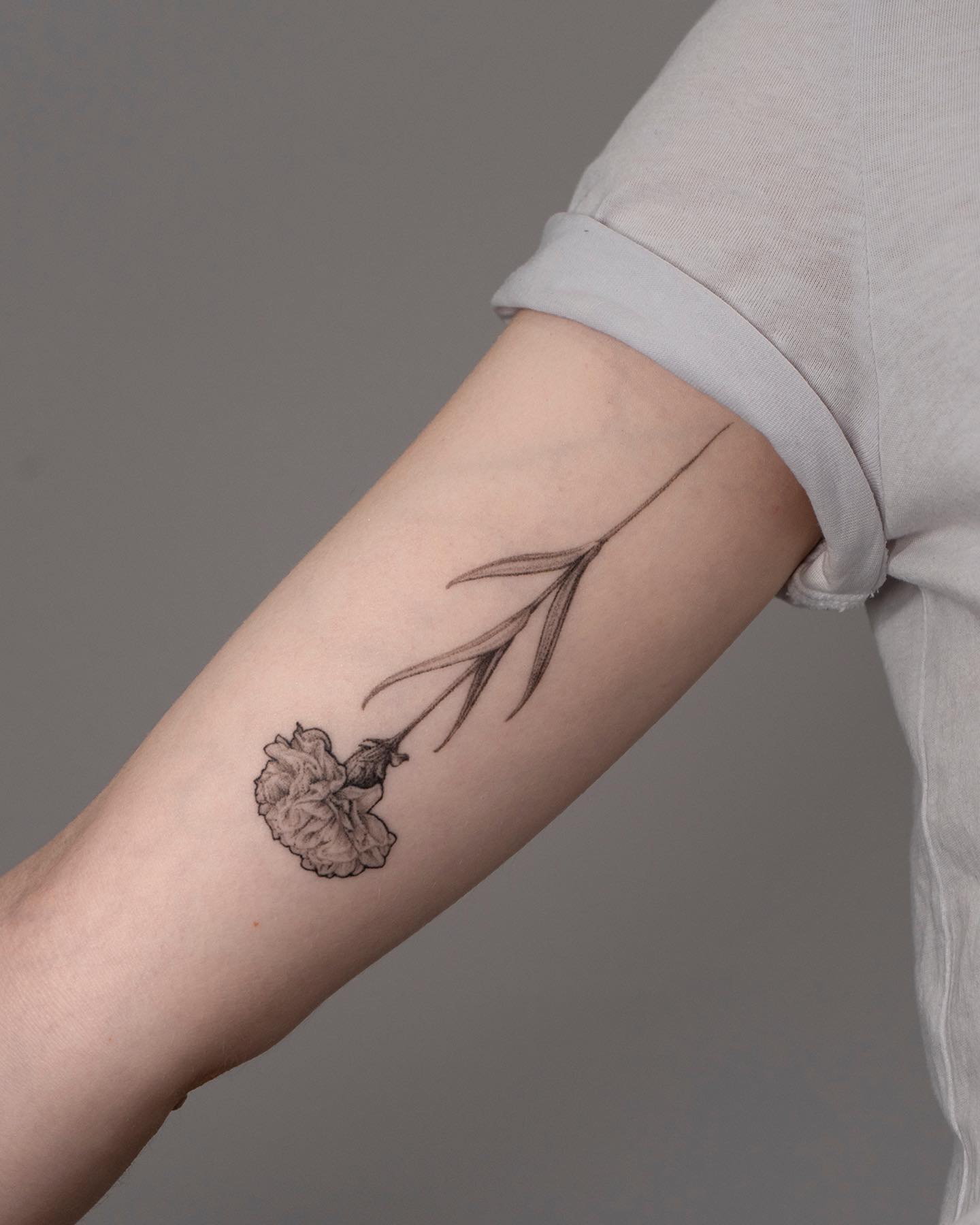 Tatuaje de Flor Clavel Elegante