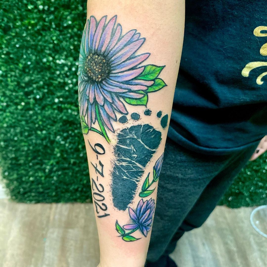 Tatuaje de Flor de Aster en el Brazo