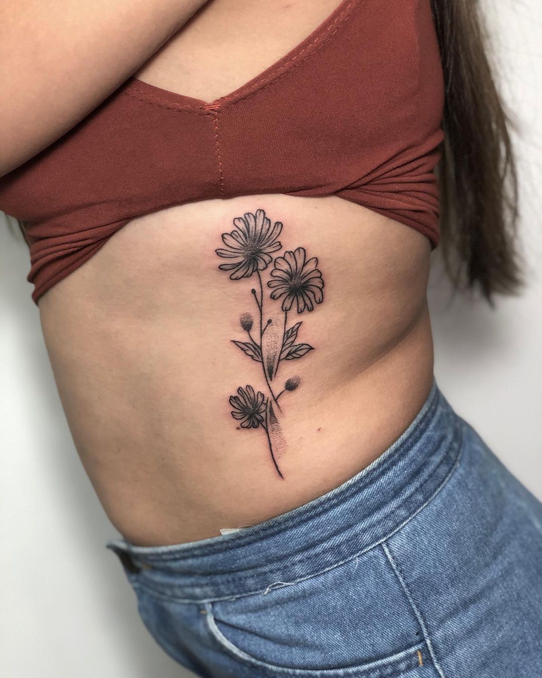 Tatuaje de Flor de Aster en la Costilla