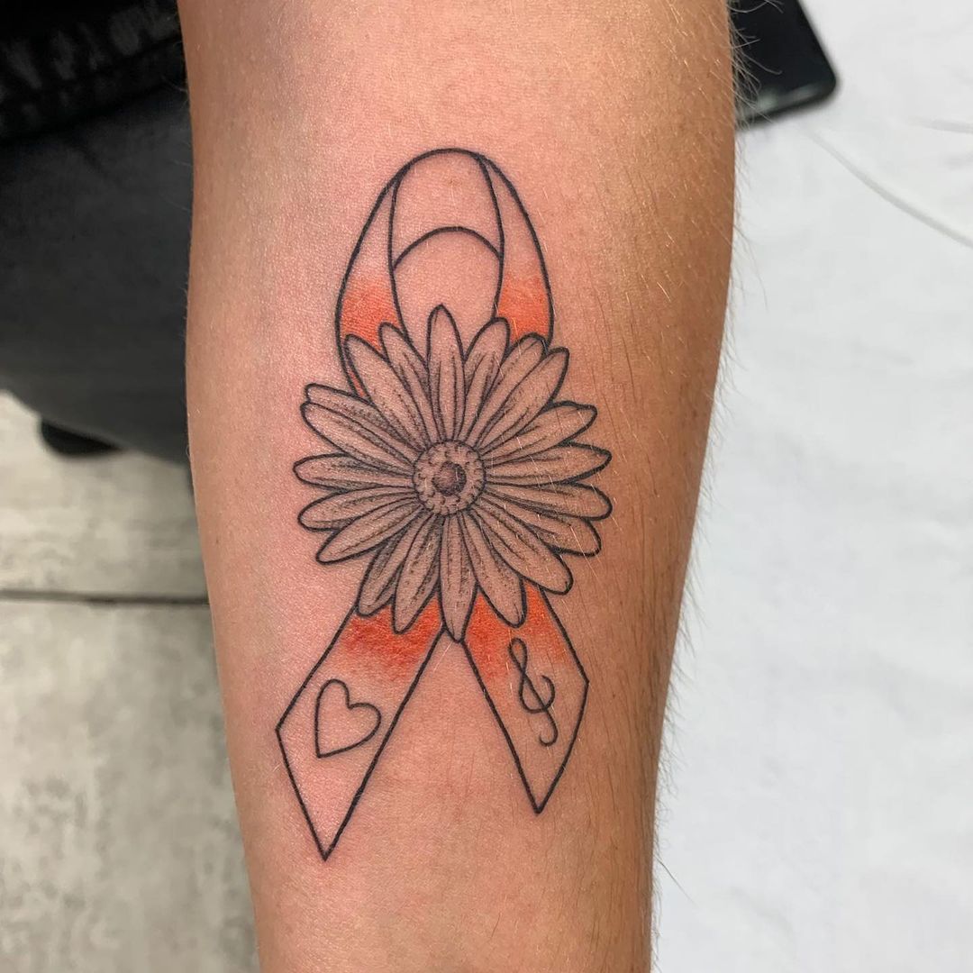 Tatuaje de flor de aster significativo.