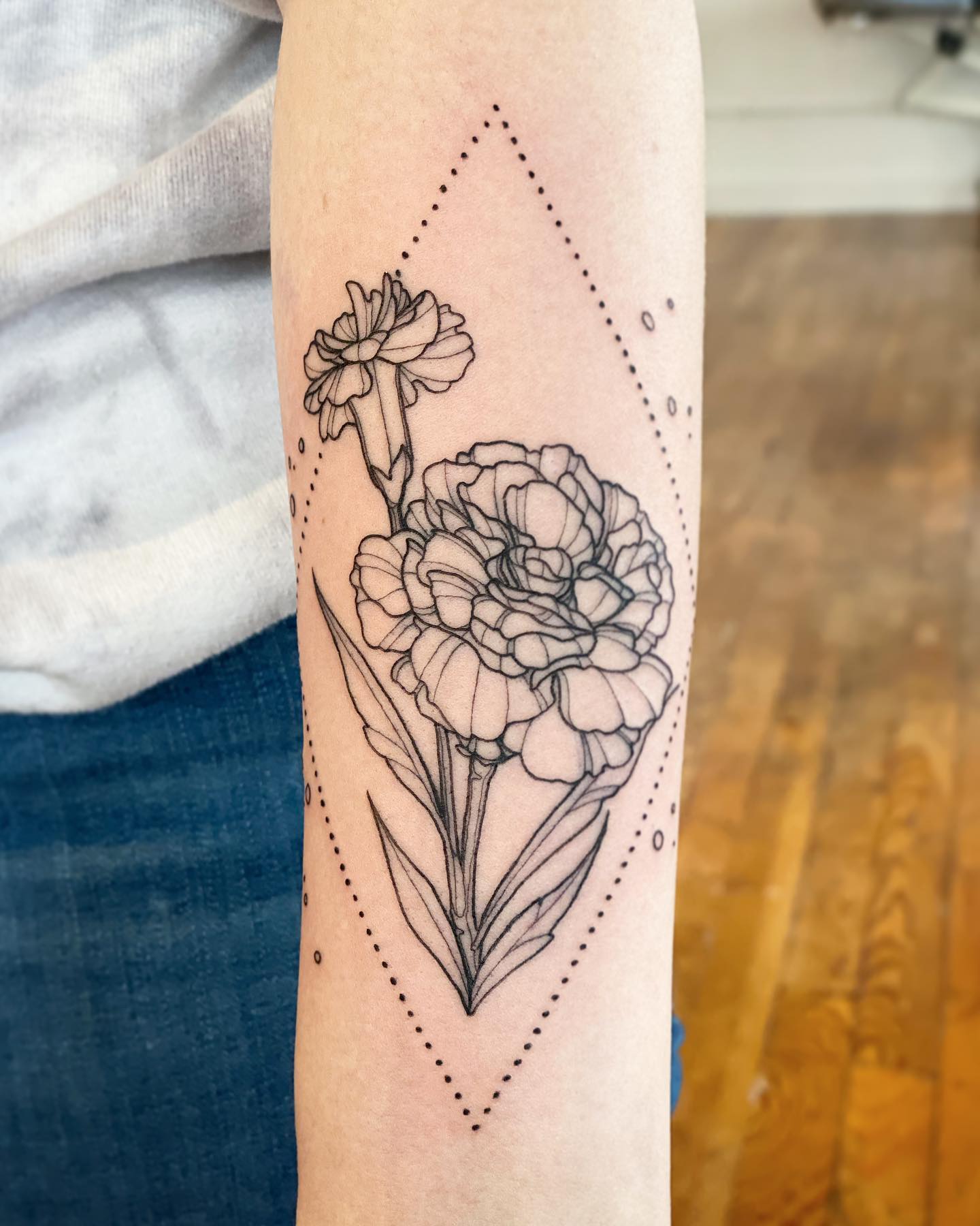 Tatuaje de Flor Geométrica Clavel