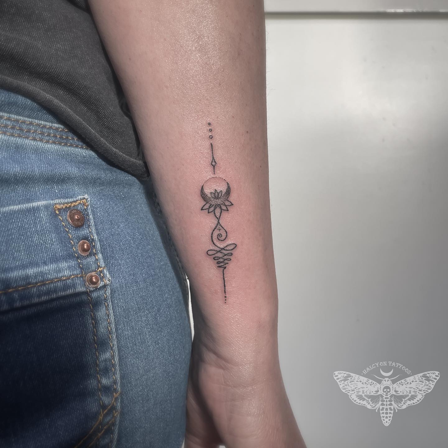 Tatuaje de muñeca Unalome