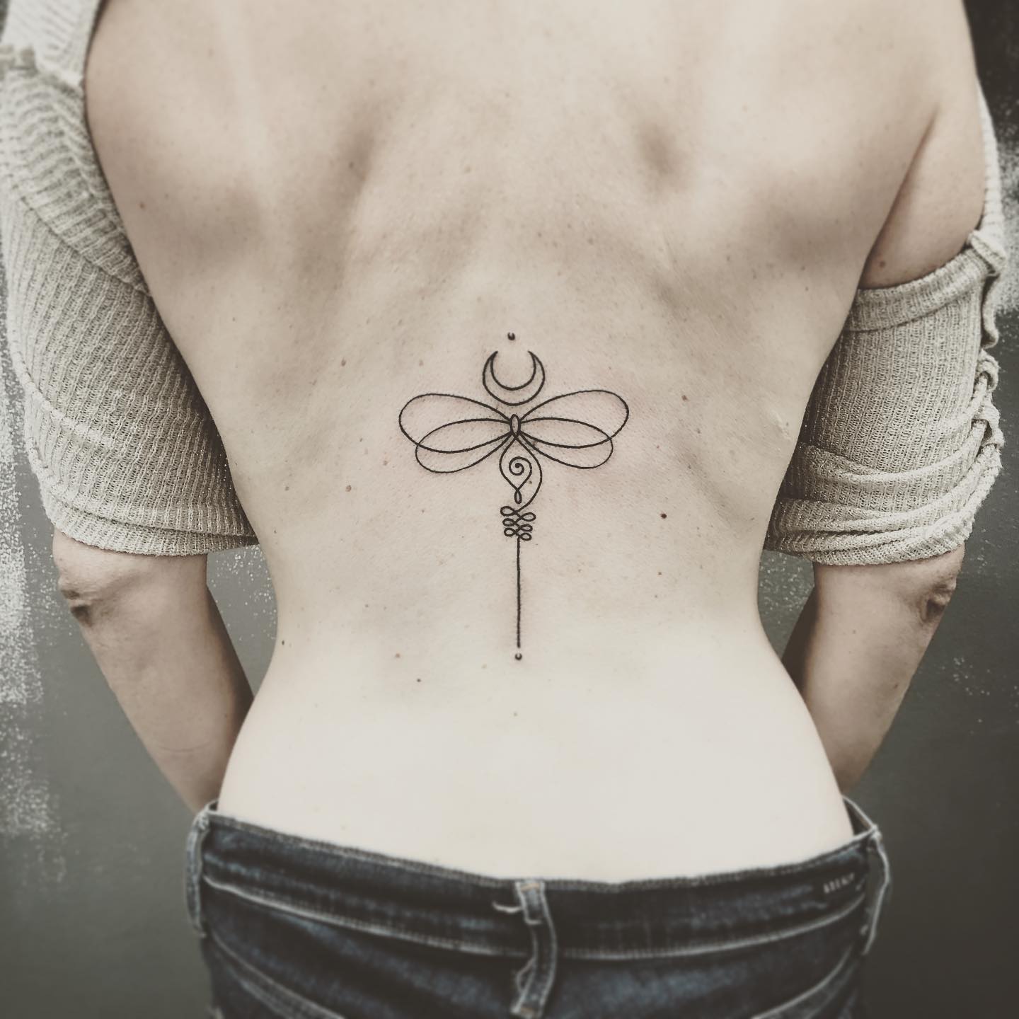 Tatuaje de Unalome con Luna.