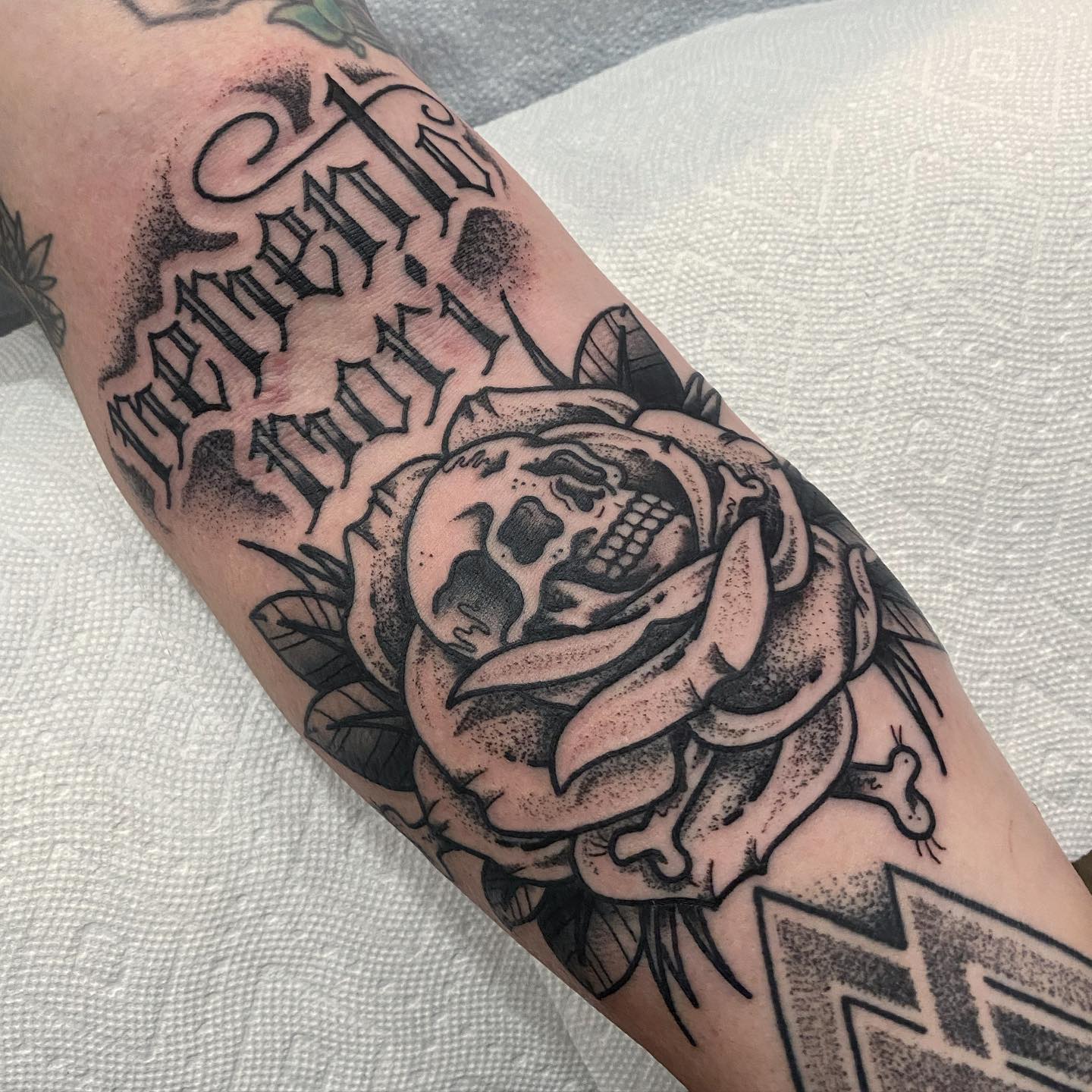 Tatuaje Memento Mori de tinta negra.