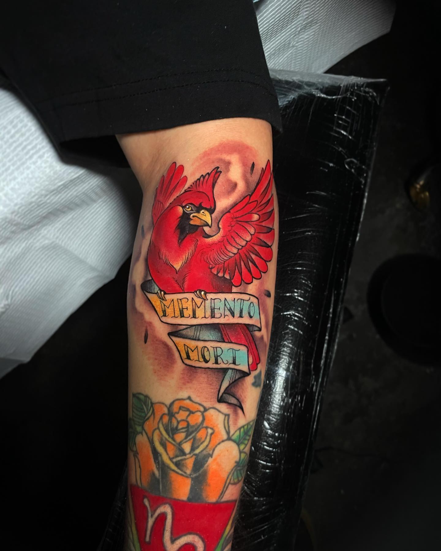 Tatuaje Memento Mori rojo.