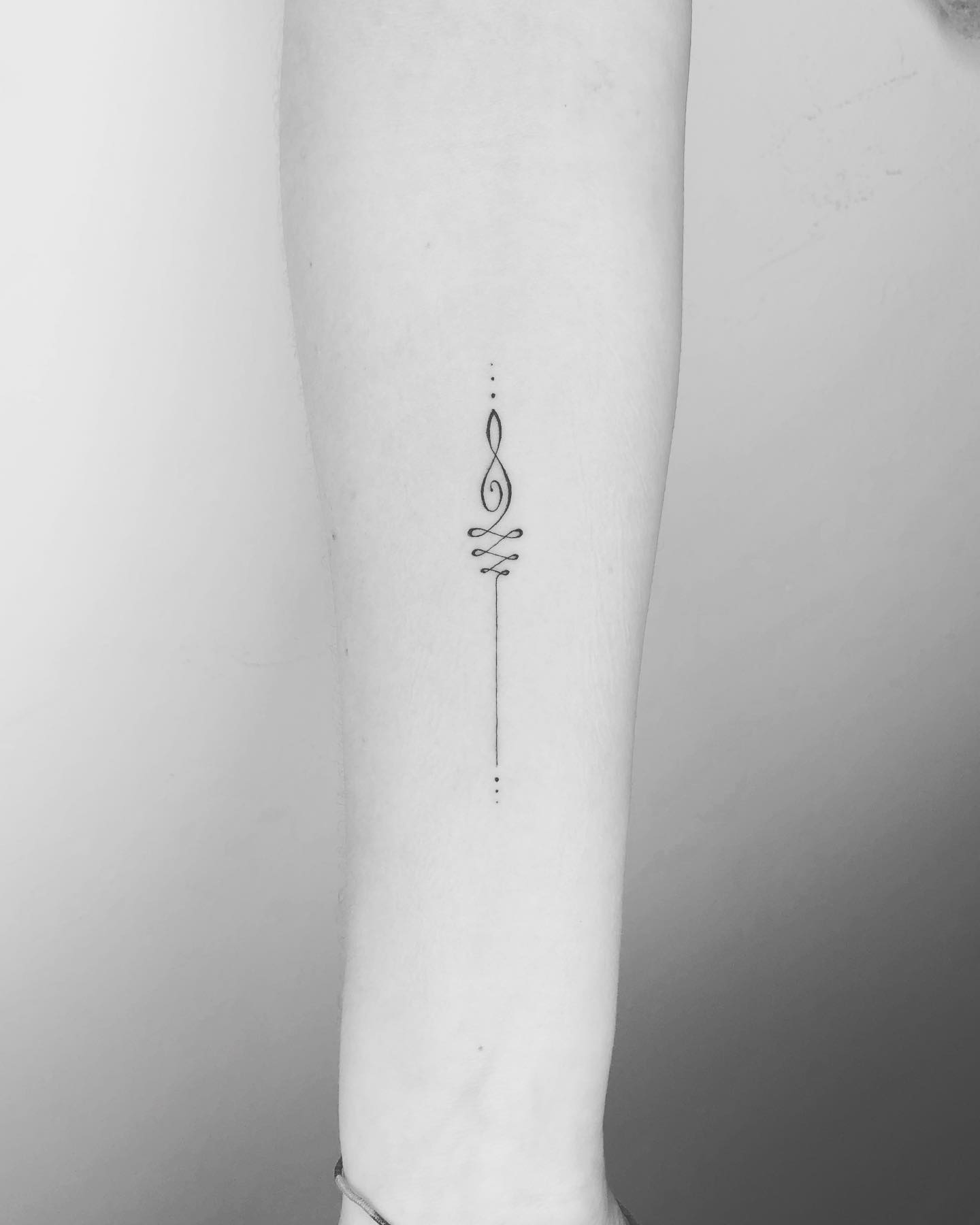 Tatuaje Unalome Minimalista
