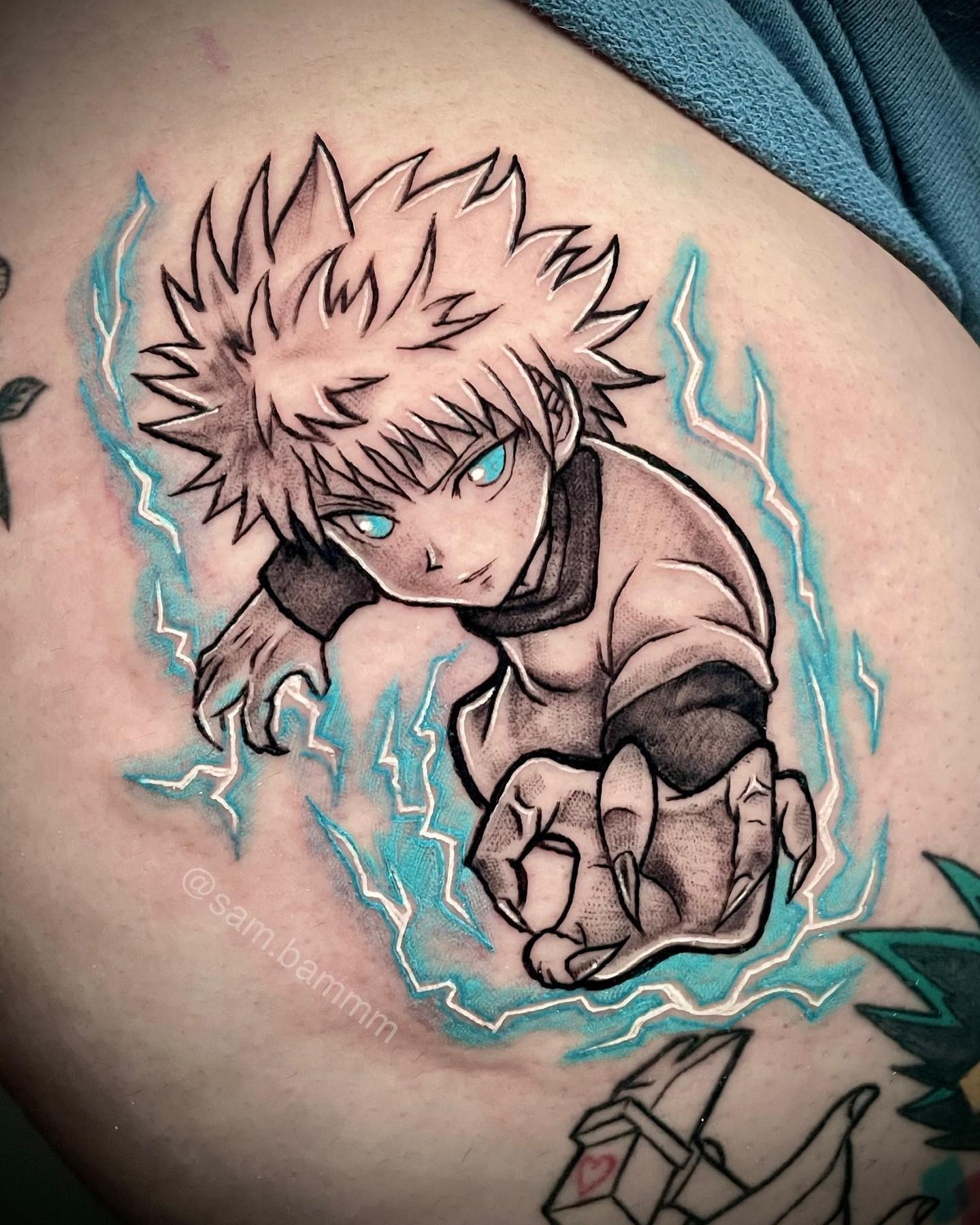 Tatuaje único y colorido de Killua