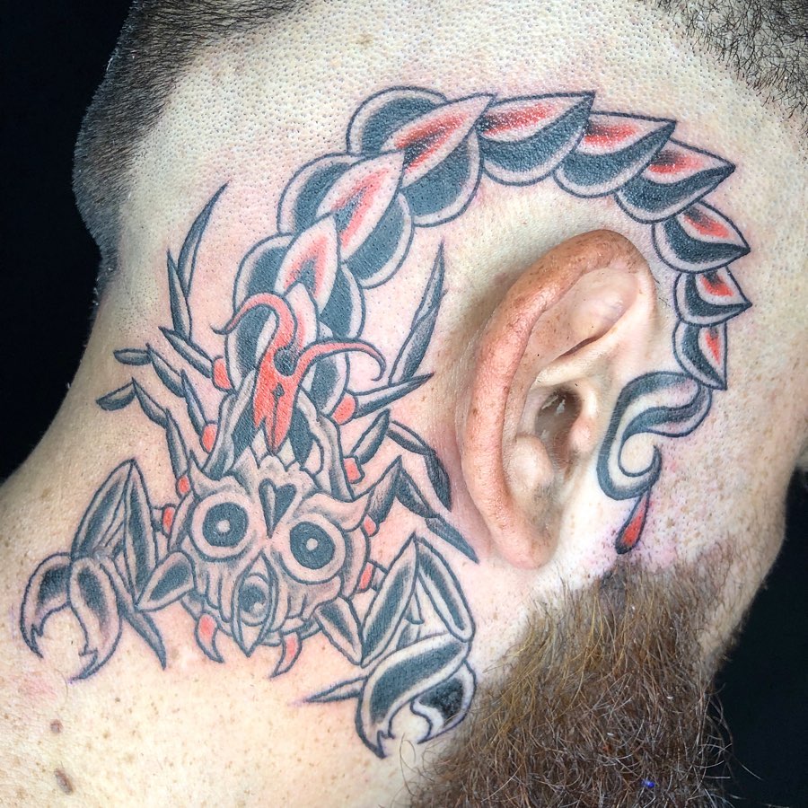 Aterradora Tarántula Tatuada en el Cuello