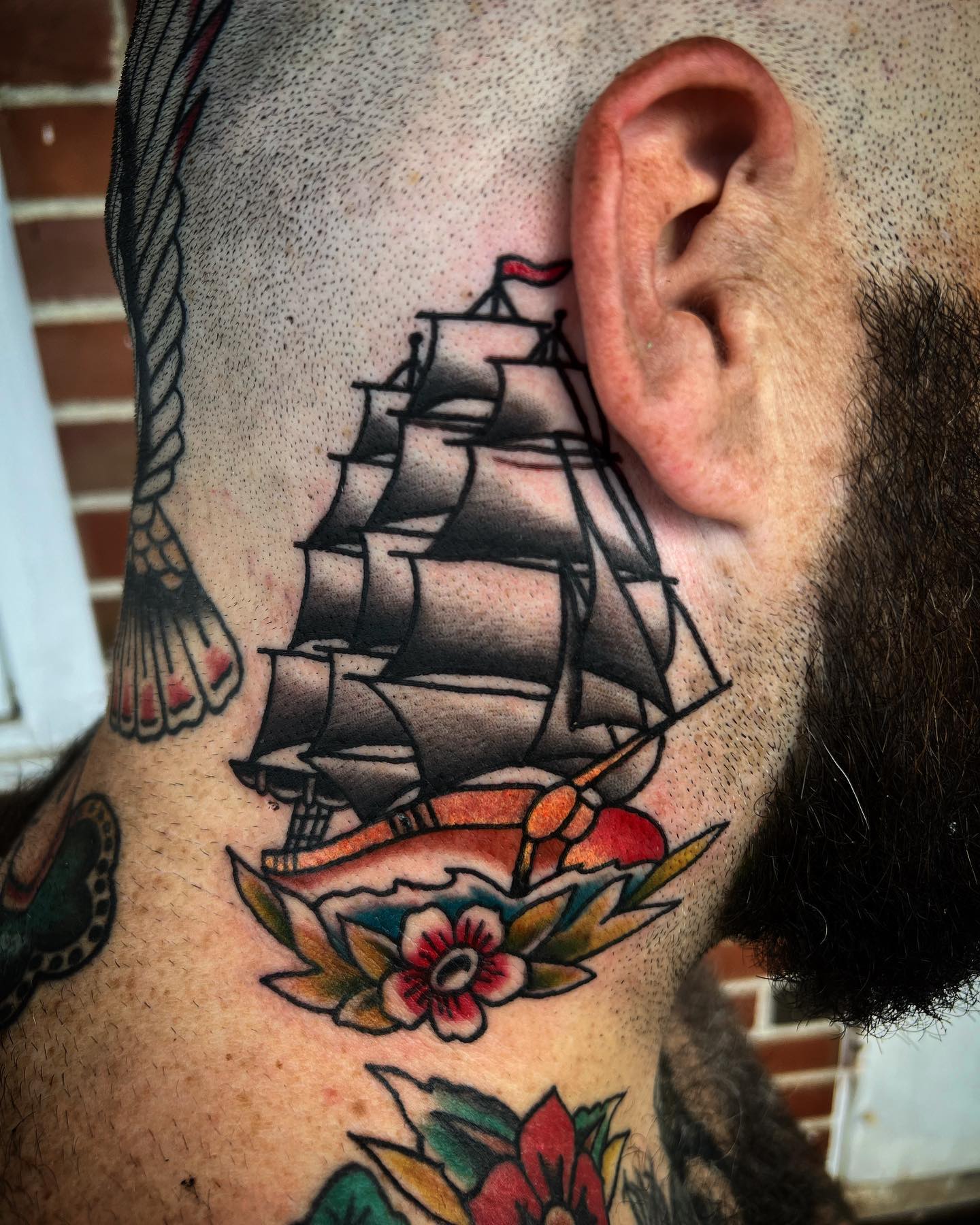Barco antiguo en el cuello