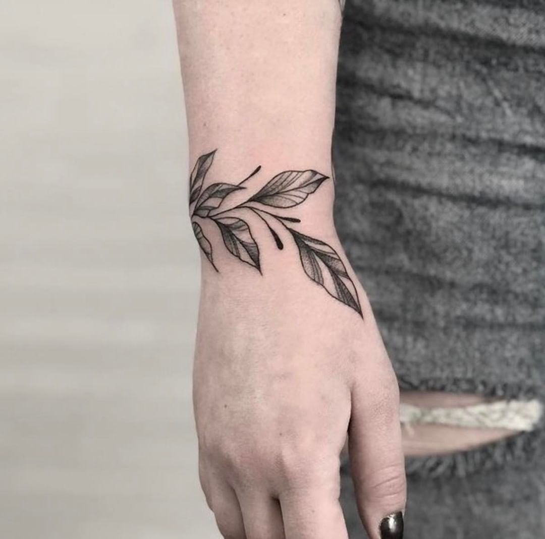 Brazalete con tatuaje de hoja negra