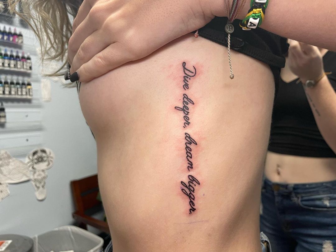 Cita Tatuaje de Costillas Laterales