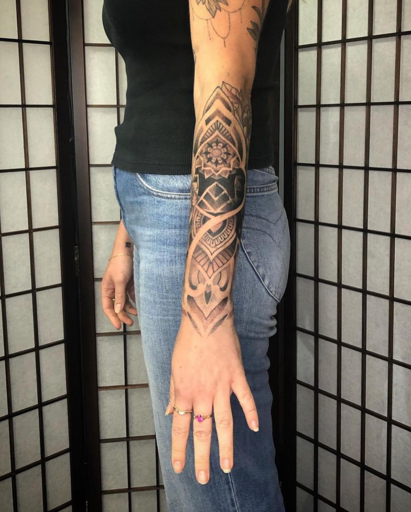 Cubierta de manga negra de tatuaje