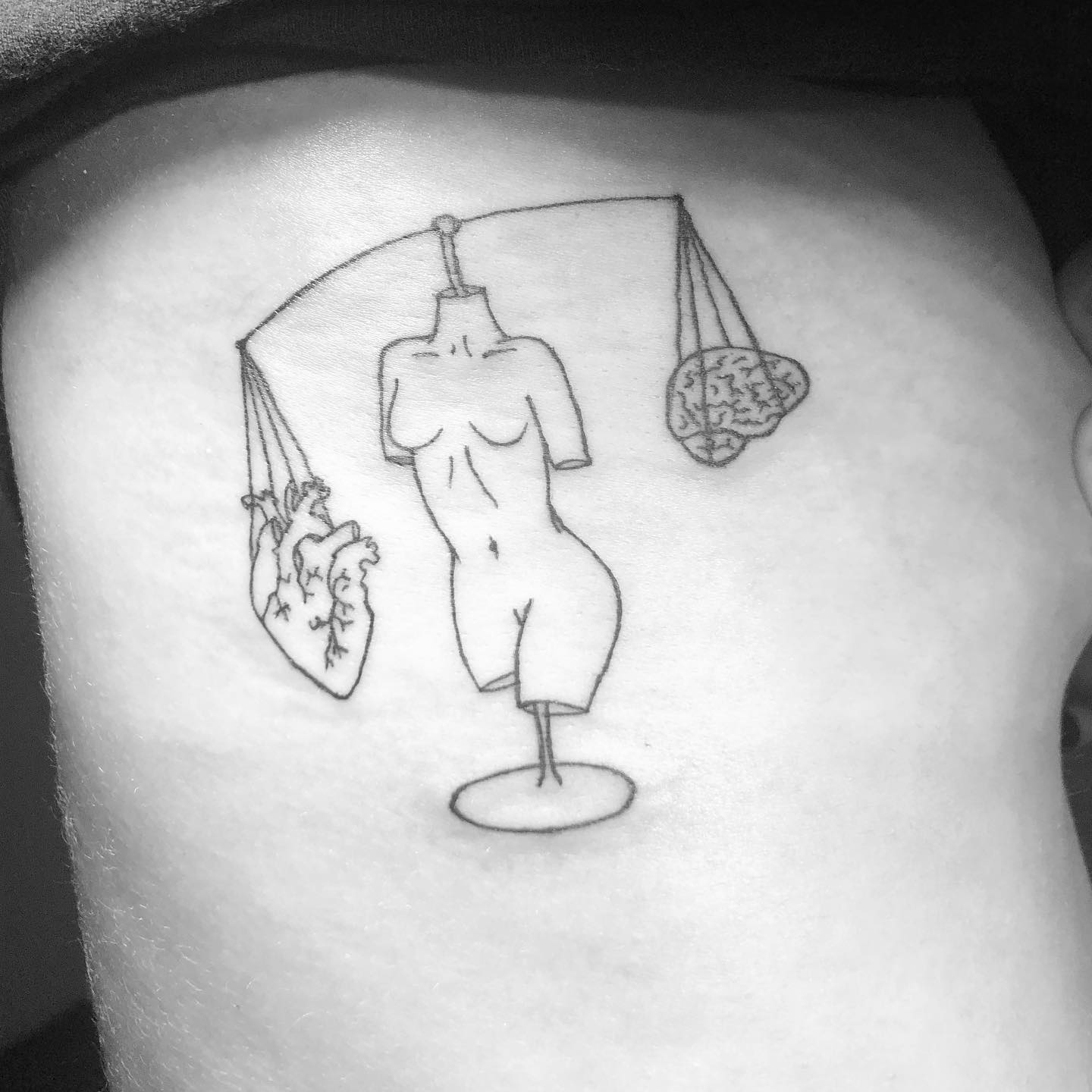 Cuerpo femenino con tatuaje de costillas laterales de escamas