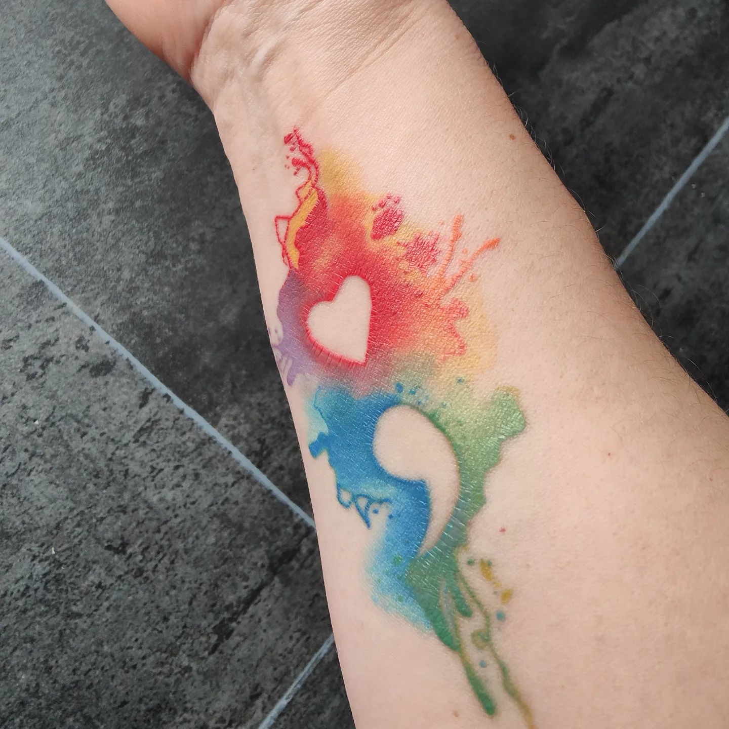 Diseño de Punto y Coma con Estampado de Agua Colorido
