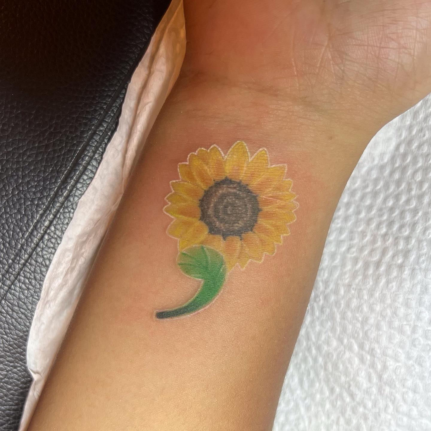 Diseño de tatuaje de girasol con punto y coma