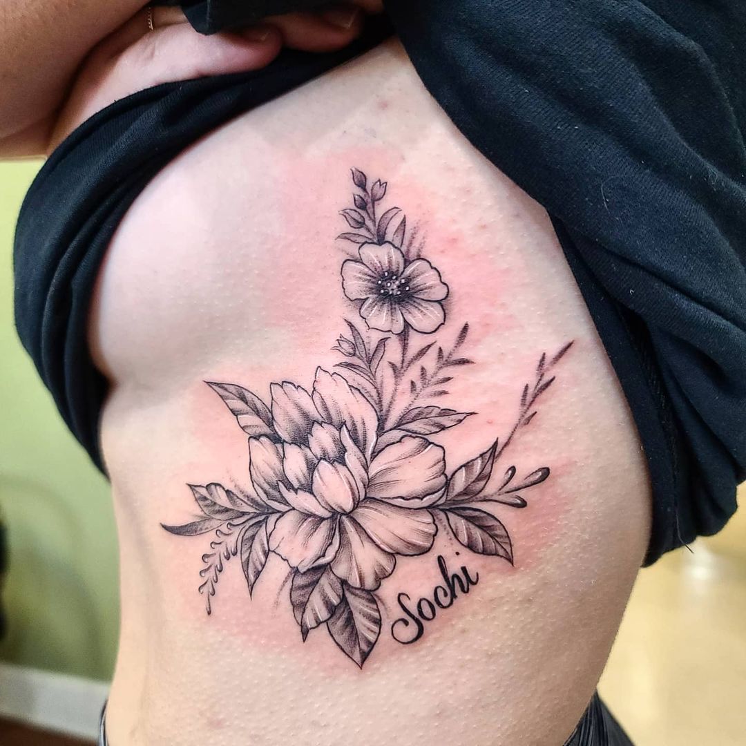 Diseño de tatuaje Floral en el Lateral