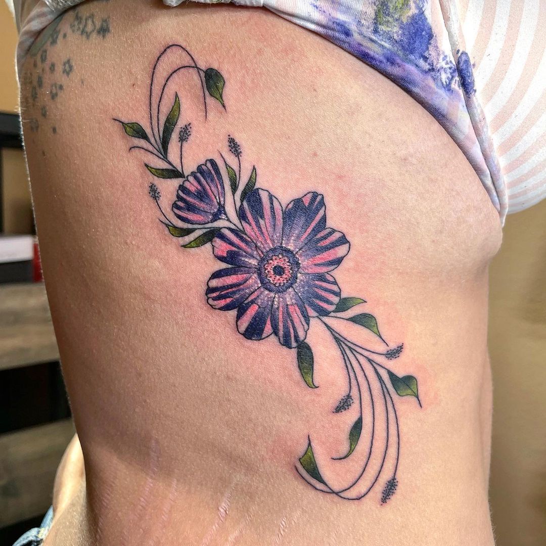 Ideas de tatuajes de costado coloridos