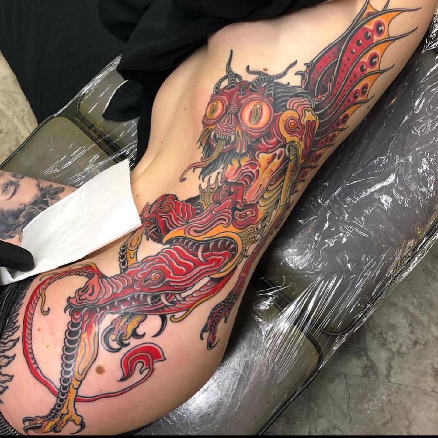 Mano de la Madre y Tatuaje de Pata