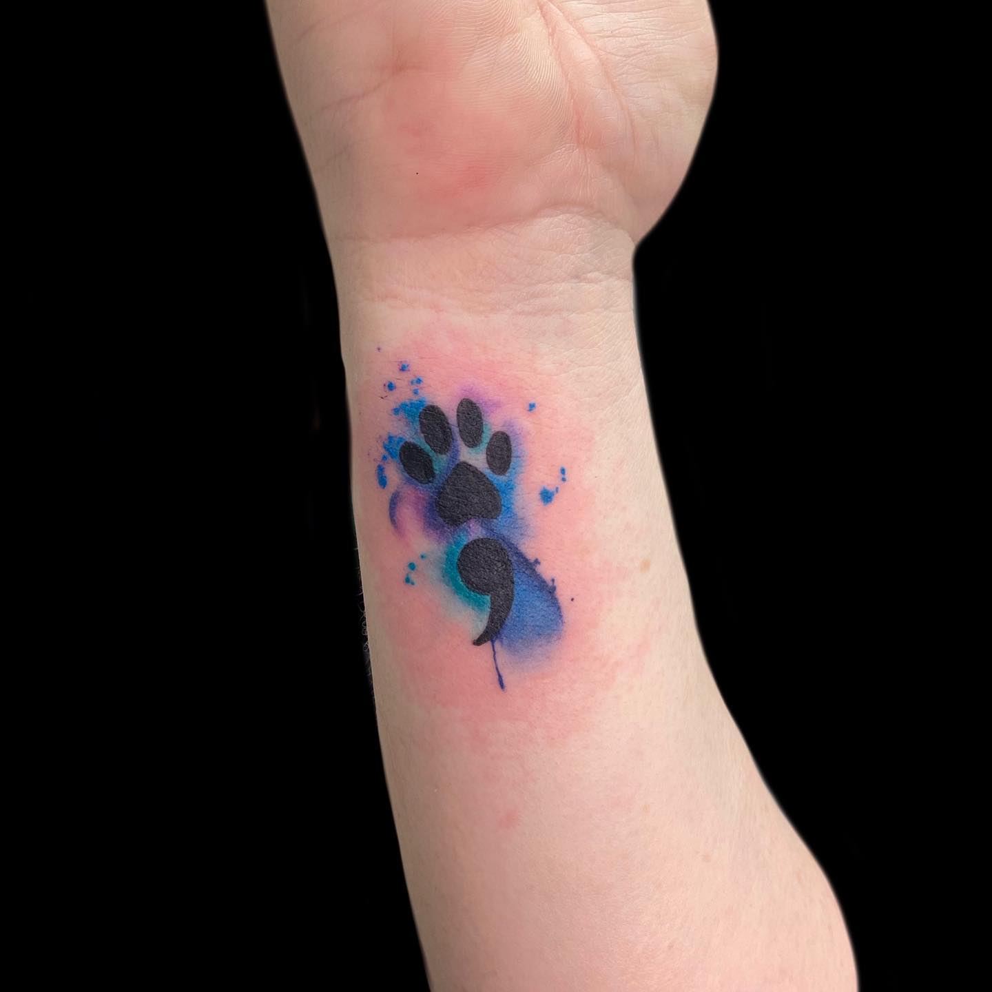 Pata de mascota Tatuaje de punto y coma