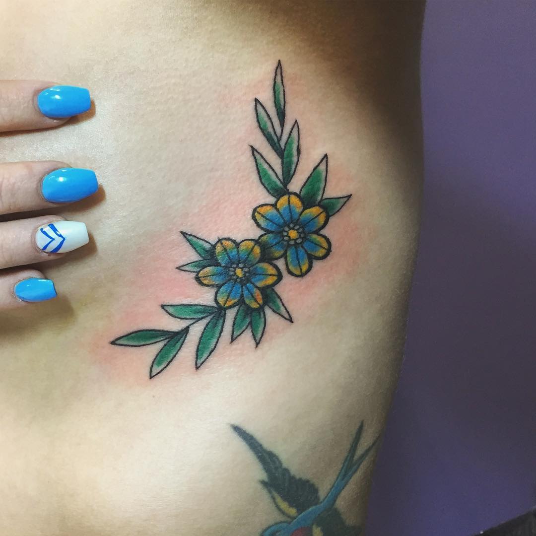 Pequeño tatuaje de costilla lateral de corazón.