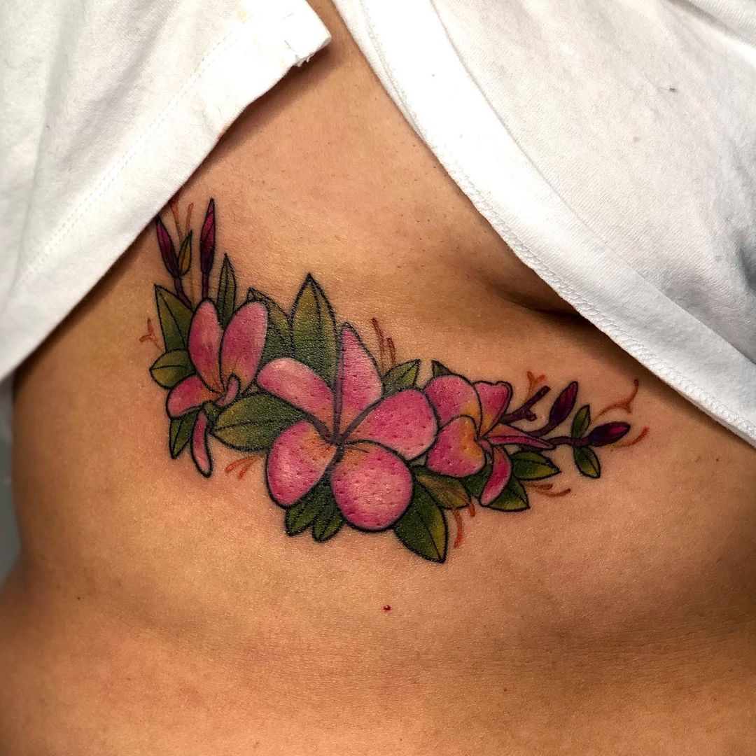 Pequeño tatuaje minimalista en las costillas laterales.